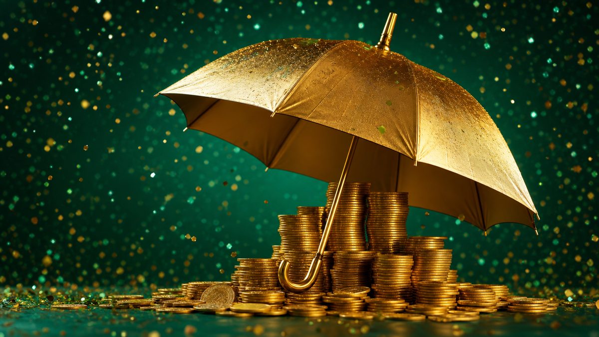 Payung emas melindungi tumpukan koin dari guyuran confetti